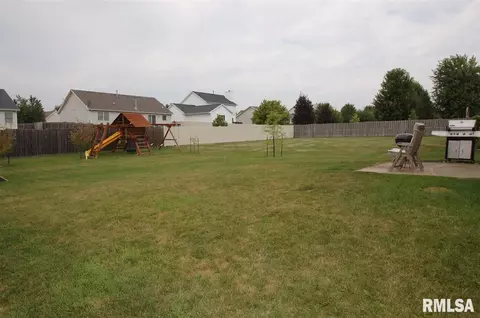 2323 W Marks Pl, Dunlap, IL 61525 photo 2