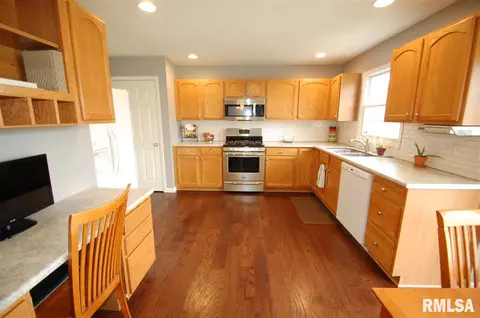 2323 W Marks Pl, Dunlap, IL 61525 photo 9