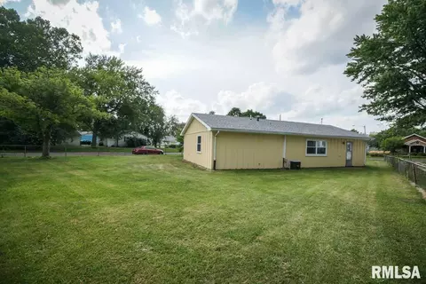 302 Bittersweet Rd, Washington, IL 61571 photo 2