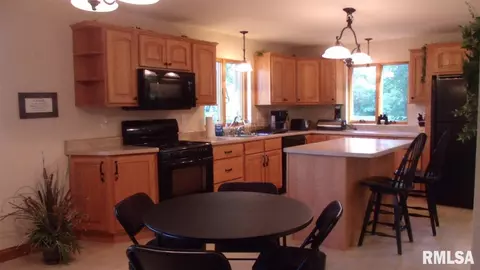 360 Emmy Rd, Macomb, IL 61455 photo 9