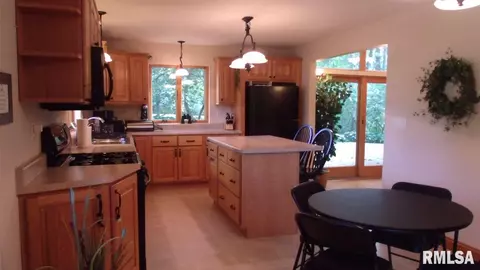 360 Emmy Rd, Macomb, IL 61455 photo 8
