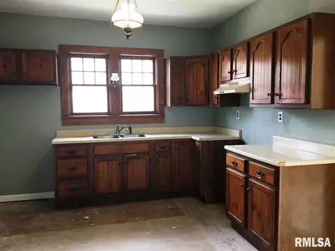105 S Liberty, Eureka, IL 61530 photo 6