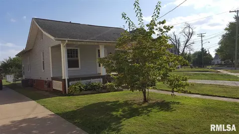 390 W Maple St, Canton, IL 61520 photo 2