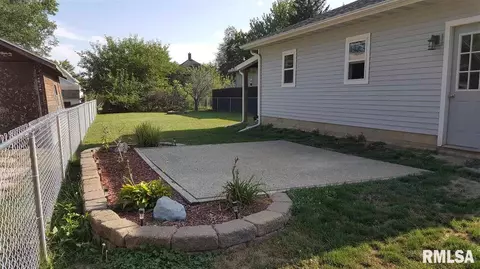 390 W Maple St, Canton, IL 61520 photo 4