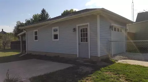390 W Maple St, Canton, IL 61520 photo 5