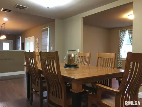 426 S Randolph St, Macomb, IL 61455 photo 3