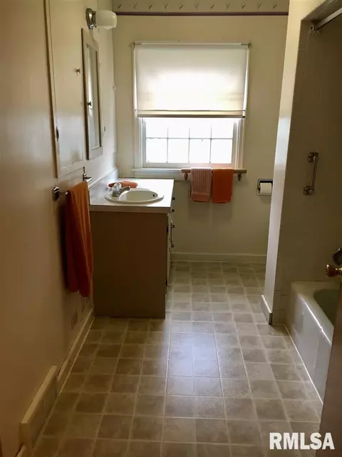 314 E James St, Eureka, IL 61530 photo 6