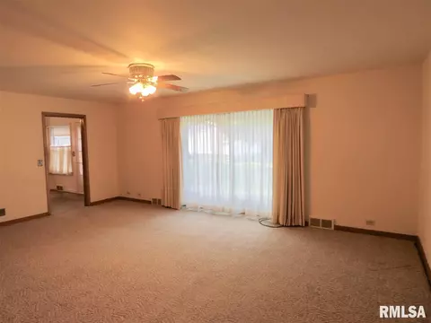 314 E James St, Eureka, IL 61530 photo 3