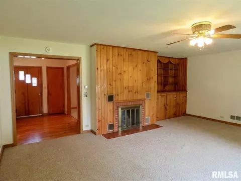 314 E James St, Eureka, IL 61530 photo 10