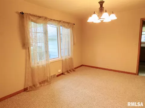 314 E James St, Eureka, IL 61530 photo 18