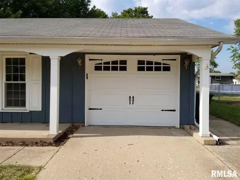 1465 E Spruce St, Canton, IL 61520 photo 2