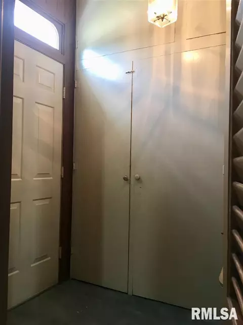 705 S Lafayette St, Macomb, IL 61455 photo 2