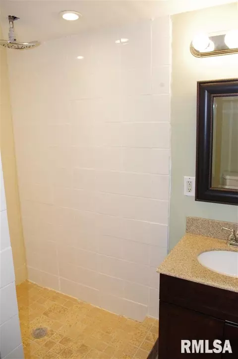 610 Beverly Ave, Macomb, IL 61455 photo 26