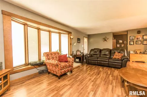 100 Pieper Cir, Delavan, IL 61734 photo 6