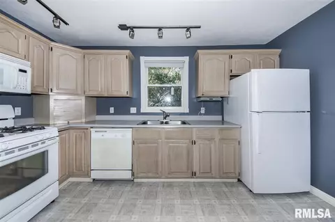 304 E Center St, Eureka, IL 61530 photo 8