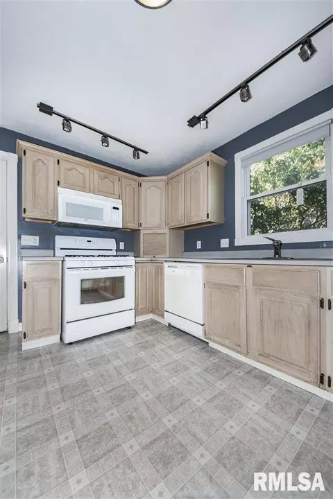 304 E Center St, Eureka, IL 61530 photo 10