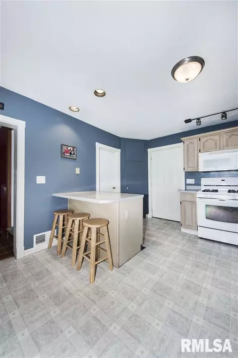 304 E Center St, Eureka, IL 61530 photo 3