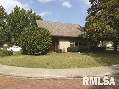 220 N Kickapoo Ter, Peoria, IL 61604 photo 2
