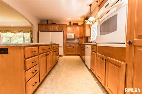 1330 Amanda Dr, Germantown Hills, IL 61548 photo 7