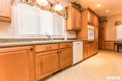 1330 Amanda Dr, Germantown Hills, IL 61548 photo 8