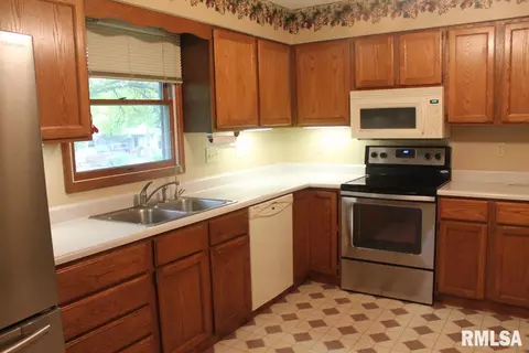 1014 Redbud Ln, Eureka, IL 61530 photo 2