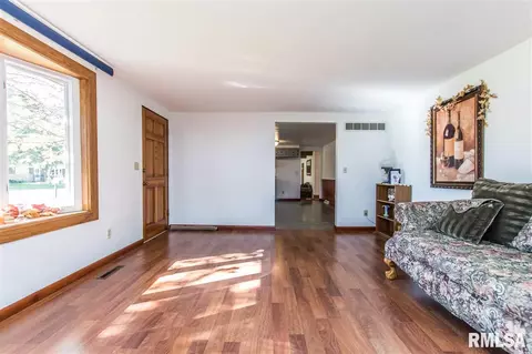 607 E Sheridan St, Manito, IL 61546 photo 7
