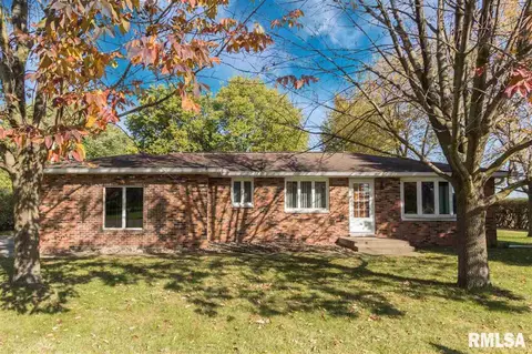 607 E Sheridan St, Manito, IL 61546 photo 1