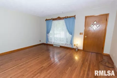 108 E 9th St, Delavan, IL 61734 photo 7