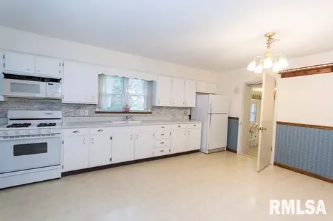 108 E 9th St, Delavan, IL 61734 photo 8