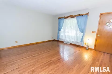 108 E 9th St, Delavan, IL 61734 photo 5