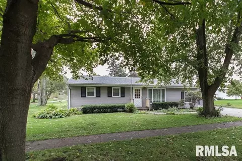 108 E 9th St, Delavan, IL 61734 photo 2
