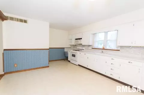 108 E 9th St, Delavan, IL 61734 photo 9