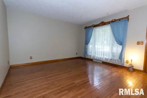 108 E 9th St, Delavan, IL 61734 photo 4