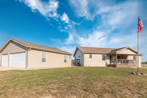 30010 E Manito Rd, Manito, IL 61546 photo 2