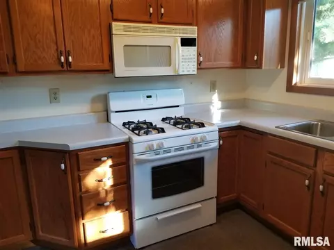 611 S Darst St, Eureka, IL 61530 photo 5