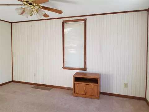 611 S Darst St, Eureka, IL 61530 photo 2