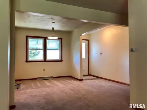 1207 Maple Ave, Macomb, IL 61455 photo 2