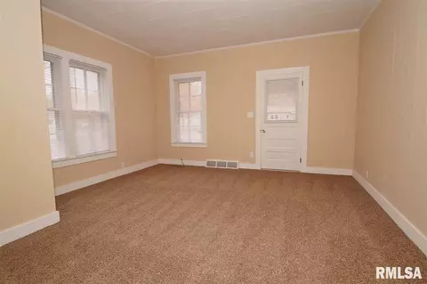 905 S Elm St, Delavan, IL 61734 photo 8