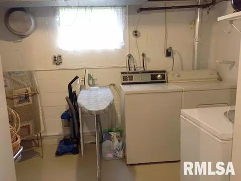 335 E Myrtle St, Canton, IL 61520 photo 24