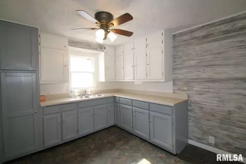 102 S Henry, Eureka, IL 61530 photo 24