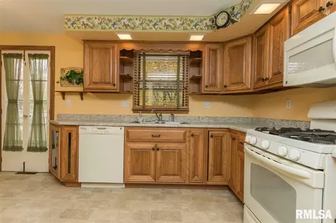 110 N Creamery St, Eureka, IL 61530 photo 9