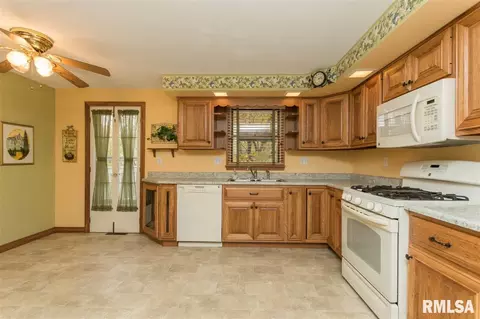 110 N Creamery St, Eureka, IL 61530 photo 6