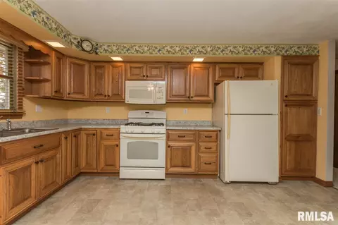 110 N Creamery St, Eureka, IL 61530 photo 8