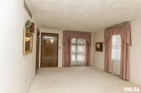 110 N Creamery St, Eureka, IL 61530 photo 4