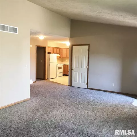 112 Grandview Cir # B, Eureka, IL 61530 photo 3