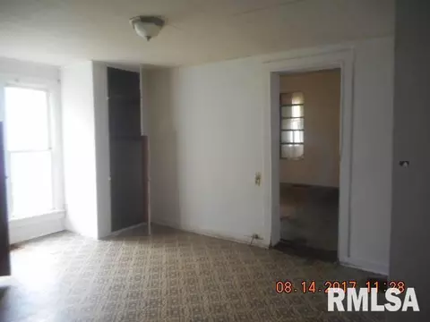 817 E Spruce St, Canton, IL 61520 photo 8