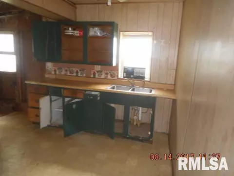 817 E Spruce St, Canton, IL 61520 photo 4