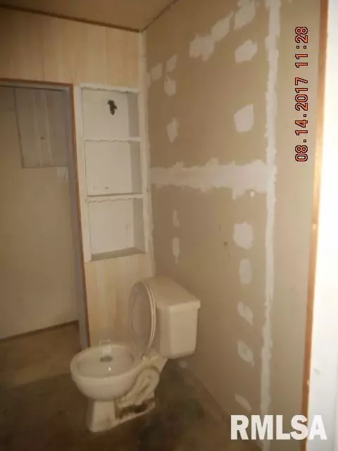817 E Spruce St, Canton, IL 61520 photo 5