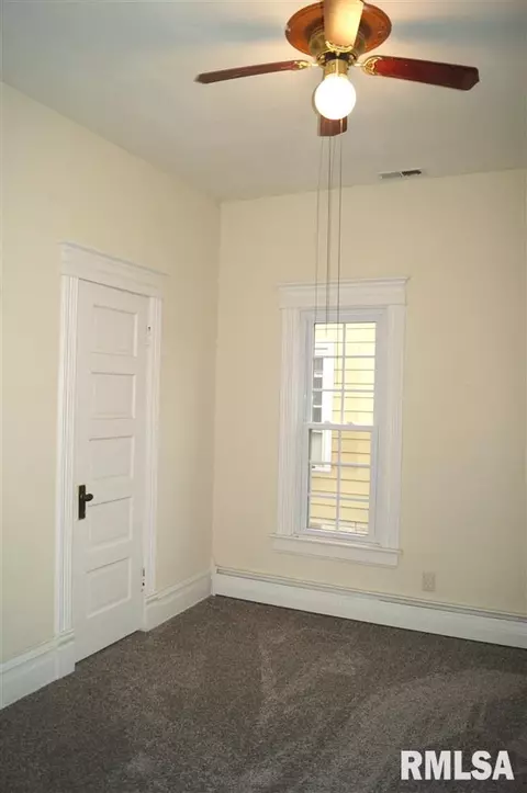 891 E Chestnut St, Canton, IL 61520 photo 13