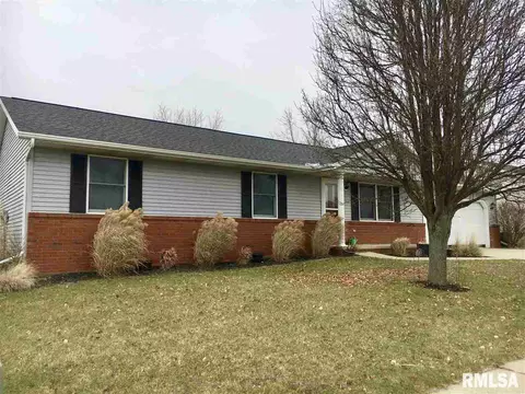 817 Dennis Dr, Eureka, IL 61530 photo 2